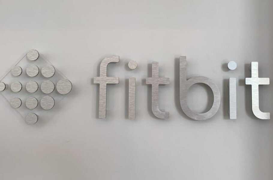 تاریخ رونمایی از مچ‌بند جدید Fitbit رسماً اعلام شد [تماشا کنید]